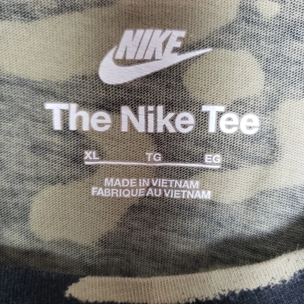 The Nike Tee Animal Print Smiley Face Bold Streetwear Sporty Athleisure Men's XL